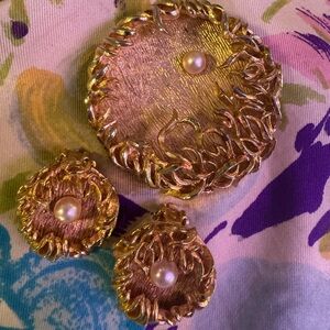 Elegant Gold tone and faux Pearl Jewelry Set!